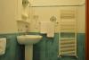 Bagno attrezzato con biancheria pulita e phon