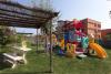 giardino resort con area giochi per bambini 