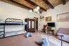 Camera quadrupla con tv B&B centro Roma