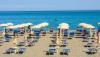 Spiaggia di sabbia con ombrelloni e lettini 
