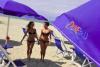 Spiaggia privata attrezzata con ombrelloni e sdraio 