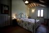 Camera: letto ferro-battuto, travi in legno 