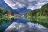 Pernottare vicino alle rive del lago Álleghe