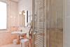 Bagno camera in marmo con box doccia