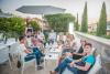 Ospiti sulla terrazza all'aperto