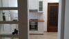Cucina con passa vivande in villa sul Gargano