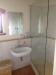 Bagno camera con box doccia e phon