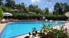 Piscina attrezzata con ombrelloni e sdraio
