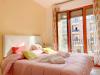 Monolocale con letto matrimoniale king-size e finestra