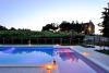 Spumante a bordo piscina agriturismo Città della Pieve