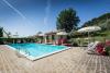 Piscina con sdraio, lettini ed ombrelloni