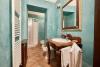 Bagno con set cortesia e box doccia Unciano
