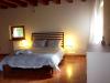 Romantica camera da letto con finestra in vista