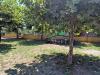Giardino recintato attrezzato con tavolo e panche