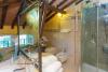Bagno della mansarda con doccia