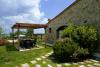 giardino privato con gazebo arredato in campagna