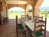 portico casale con tavolo per mangiare all'aperto