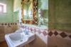 Bagno in pietra di travertino, Appartamento Olmo