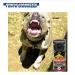 Donna sicura con lo spray anti-aggressione