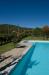 Grande giardino con piscina