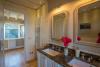 bagno con doppio lavabo e doccia nella villa