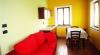 salone con cucina e vista nell'agriturismo