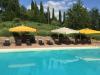 Piscina con solarium attrezzato