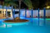 Ampia piscina circolare con palma Villaggio-turistico Peschici