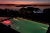 splendida vista notturna dalla piscina a sfioro