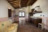 Sala da pranzo con angolo cucina e divano