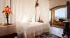Camera romantica con balconcino e letto a baldacchino