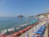 Spiaggia con ombrelloni e lettini a Barano d'Ischia