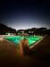 Piscina di illuminata di notte