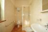 Bagni privati in appartamento con box doccia	
