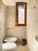 Bagno con finestra fornito di tutti i servizi