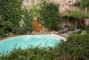 Piscina immersa nel verde B&B