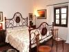 Camera con letto in ferro battuto