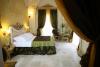 camera con arredi retro in hotel nel Salento