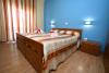 Resort a Mondragone, camera matrimoniale con balconcino