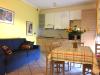 Soggiorno con divano, cucina, terrazza
