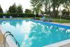 Piscina all'aperto con sdraio e ombrelloni