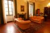Sala con camino e divani in Villa 