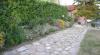 Vialetto esterno con giardino fiorito