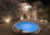 Vasca Idromassaggio SPA con acqua riscaldata e cromoterapia