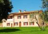 Giardino attrezzato con giochi e piscina	