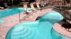 Piscina esterna attrezzata con sdraio 