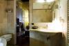 Elegante bagno in camera con biancheria compresa