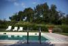 Piscina all'aperto con sdraio e ombrelloni