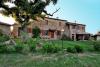Panchine nel giardino dell'agriturismo vicino Castiglione del Lago