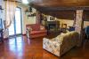 Appartamento in B&B con soggiorno camino e divano